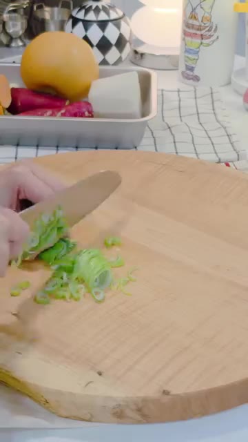 갈비는 손질하여 두 덩어리로 나눈다. — 소갈비 2kg, 한 번에 손질해서 반은 갈비찜 반은 갈비탕으로