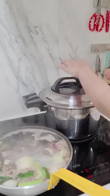 냄비에 갈비찜용 갈비와 양념을 넣고 물을 부어 끓인다. — 소갈비 2kg, 한 번에 손질해서 반은 갈비찜 반은 갈비탕으로