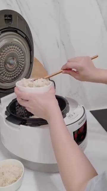 갈비탕용 갈비는 끓는 물에 데쳐 불순물을 제거한다. — 소갈비 2kg, 한 번에 손질해서 반은 갈비찜 반은 갈비탕으로