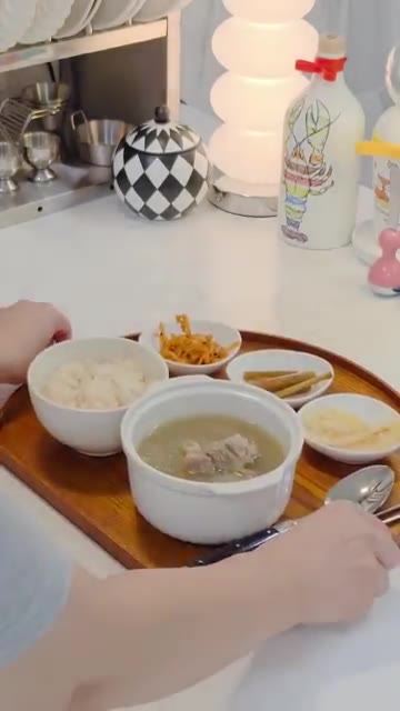 갈비탕용 갈비와 양파, 대파를 넣고 푹 끓여 갈비탕을 완성한다. — 소갈비 2kg, 한 번에 손질해서 반은 갈비찜 반은 갈비탕으로