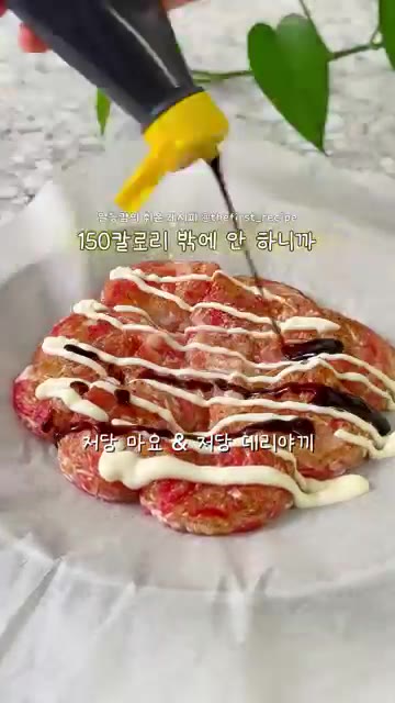 팬에 올리브오일을 두르고 반죽을 동그랗게 올려 중불에서 앞뒤로 노릇… — 150칼로리 쫀득 양배추전 레시피 (노밀가루)