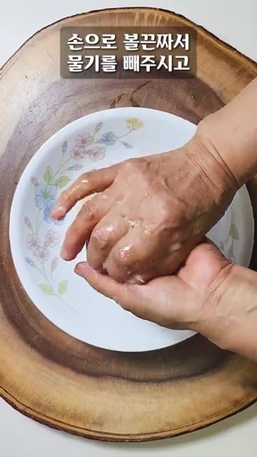 감자 2개를 강판에 갈아 물기를 짜고, 감자전분 2큰술을 넣고 골고… — 단호박죽에 무조건 옹심이 넣어보세요!