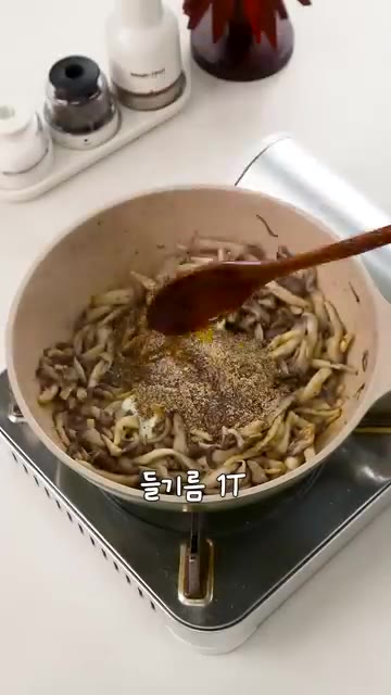 마요네즈 2T, 국간장 1/2T, 들깨가루 4T, 들기름 1T, 물… — 한정식집 비밀레시피 느타리버섯 들깨볶음