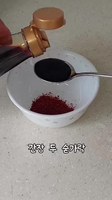 렌지에 넣고 5분 돌려준다. — 불 안 쓰고 만드는 콩나물밥
