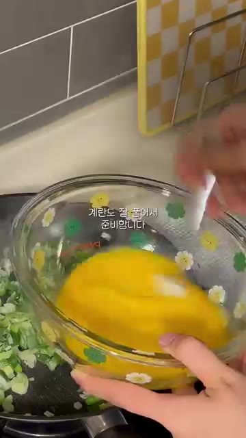 밥을 넣고 볶다가 소금 한 꼬집과 굴소스 1T를 넣어 섞어줍니다. — 파송송 계란볶음밥 도시락 만들기