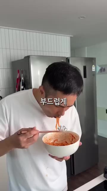 채 썬 오이와 삶은 계란을 올려 비벼주면 완성입니다. — 샘표 저당 소스로 만드는 다이어트 비빔국수 & 찜닭
