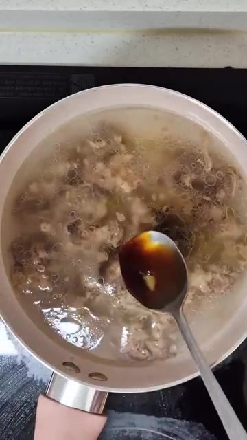굴소스 1큰술과 참치액 1큰술을 넣고 간을 한다. — 퇴근 후 간단 우삼겹 갈비탕
