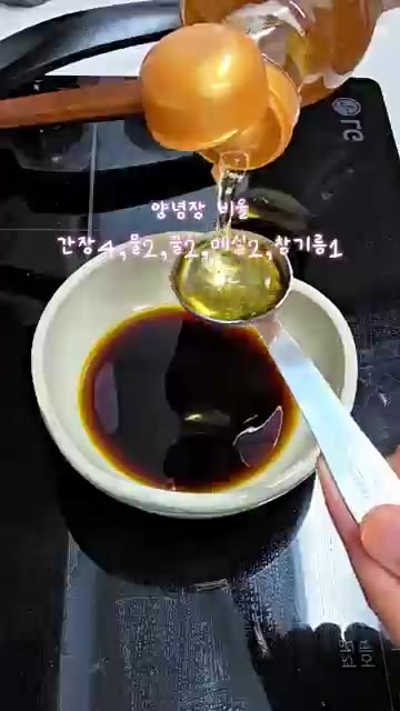 다른 팬에 버섯을 넣고 올리브유를 둘러 볶다가 간장 1큰술을 넣고… — 버섯 싫어하는 사람 손 #소고기버섯솥밥 #건강하고맛있는한끼