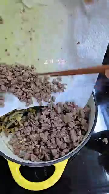 간장 4큰술, 물 2큰술, 매실청 2큰술, 참기름 1큰술을 섞어 양… — 버섯 싫어하는 사람 손 #소고기버섯솥밥 #건강하고맛있는한끼