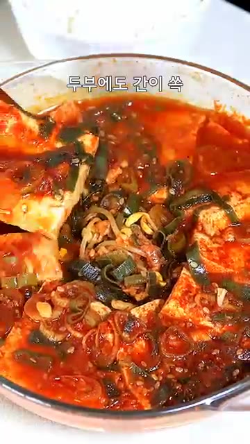 전자레인지에서 꺼내 맛있게 비벼 먹는다. 콩나물에서 나온 시원한 채… — 두부를 이렇게 했더니, 너무 간단한데 맛있다고 식구들이 코 박고 먹어요!