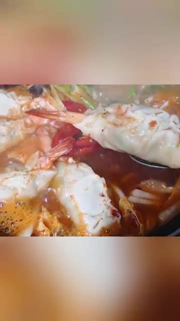 만두소 재료인 다진 고기와 양념을 섞어 치댄다. — 통새우가 씹히는 얼큰 만두전골 레시피