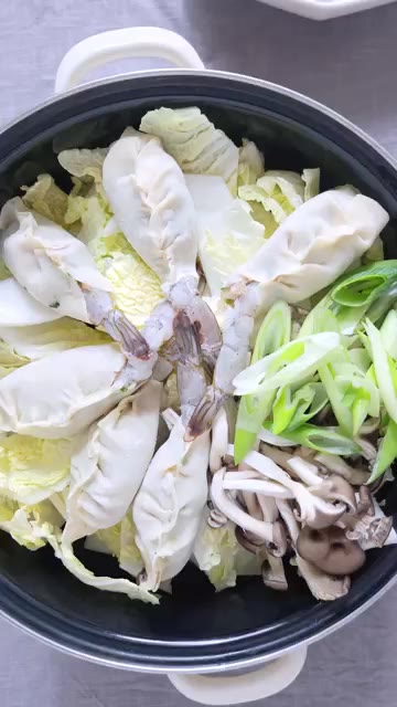냄비에 배추, 버섯, 파, 고추, 만두를 보기 좋게 담는다. — 통새우가 씹히는 얼큰 만두전골 레시피