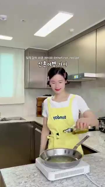 팬에 올리브오일을 넉넉히 두르고 다진 마늘을 넣어 볶다가 냉동 새우… — 코스트코 토르텔리니로 10분 컷! 원팬 새우 알리오올리오 레시피