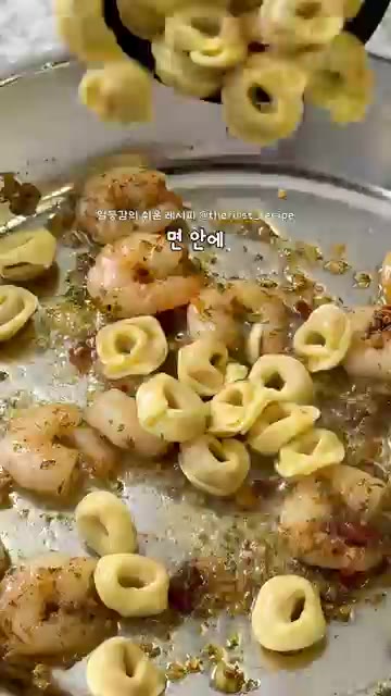 삶아둔 토르텔리니와 치킨스톡, 면수를 넣고 팬을 골고루 저어가며 익… — 코스트코 토르텔리니로 10분 컷! 원팬 새우 알리오올리오 레시피