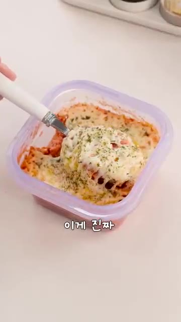 모짜렐라 치즈를 듬뿍 올린 후 전자레인지에 5분간 돌려줍니다. — 이게 진짜 끝이라고?! 두부그라탕 🥘