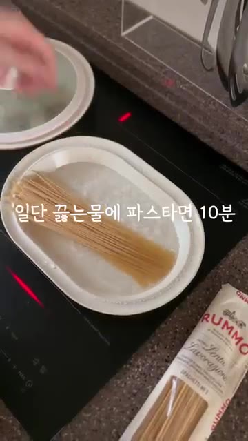 삶은 파스타면을 팬에 넣고 면수 1국자를 부어 함께 볶아줍니다. — 애호박새우파스타