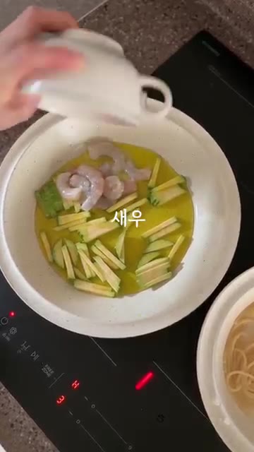 쯔유 스톡이나 치킨 스톡 1스푼을 넣고 간을 맞춰줍니다. — 애호박새우파스타