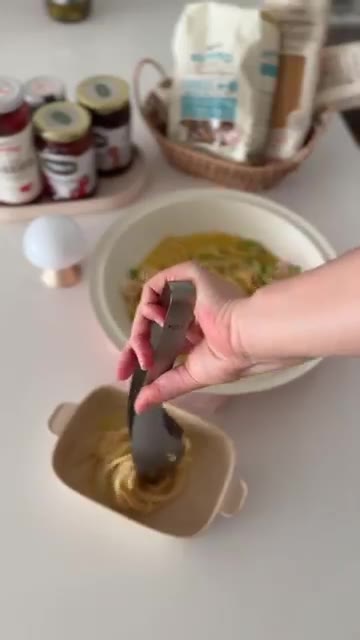 완성된 파스타를 그릇에 담아 맛있게 즐깁니다. — 애호박새우파스타