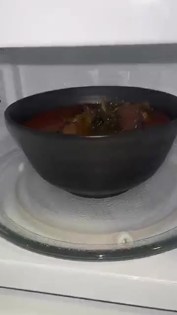 전자레인지에 넣고 조리한다. — 자취러의 오늘 저녁은 선지 해장국!