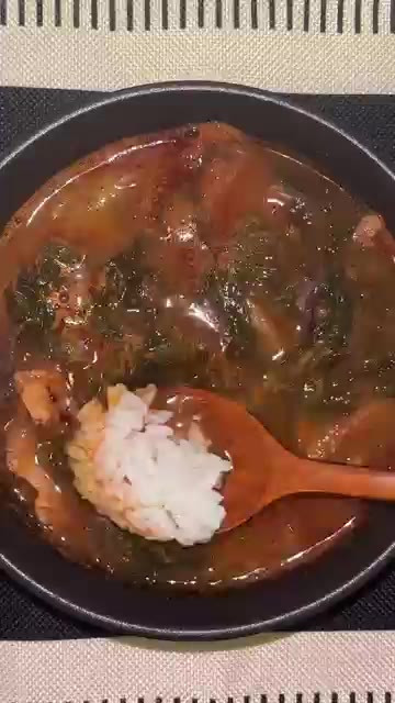 파를 썰어 넣고 밥과 함께 먹는다. — 자취러의 오늘 저녁은 선지 해장국!