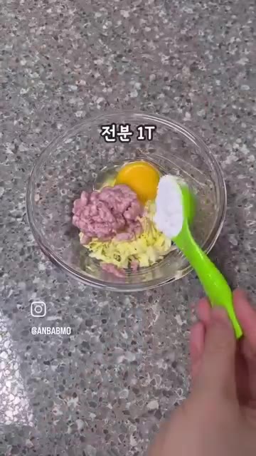 알배추를 잘게 썰어 볼에 담고 돼지고기 다짐육, 달걀, 전분을 넣는다. — 채소 싫어하는 아이도 잘 먹는 알배추육전