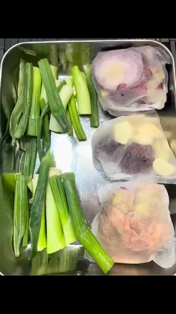 영계는 배를 가르고 깨끗이 씻은 뒤, 기름 덩어리와 꼬리 쪽을 정리… — 밥솥으로 망한 누룽지 백숙, 전자레인지 5분 만에 살리는 법!