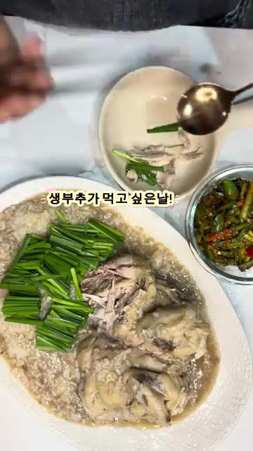 완성된 닭과 찹쌀을 전자레인지용 냄비에 옮겨 담아 전자레인지에 5분… — 밥솥으로 망한 누룽지 백숙, 전자레인지 5분 만에 살리는 법!