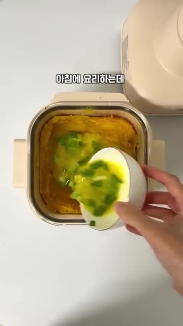 고구마 위에 계란물을 붓고 모짜렐라 치즈를 올린다. — 아침 먹기 귀찮다는 동생 요즘 매일 먹는 이유 (고구마 에그 치즈 오븐)