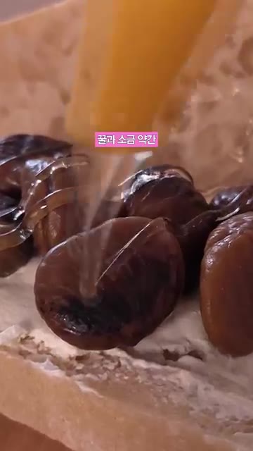 초콜릿을 갈아 뿌린다. — 밤 크림치즈 바게트 샌드위치