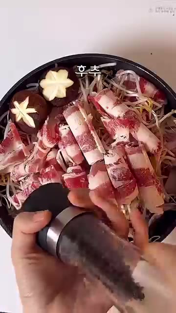 맛술과 참치액을 뿌린 후 뚜껑을 덮고 중불에서 10분간 익힙니다. — 찜기 없이 10분 완성! 소고기 숙주찜 레시피