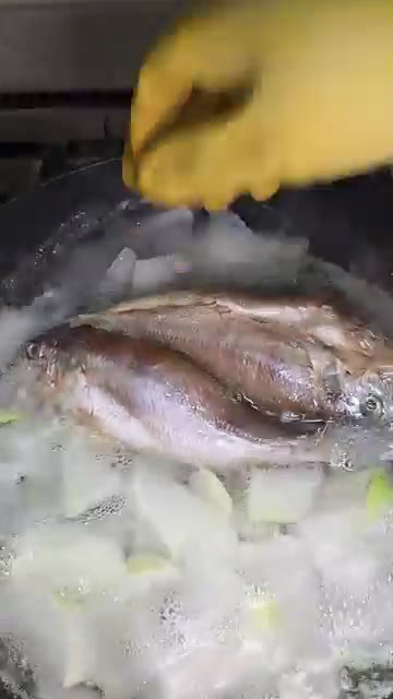냄비에 물 1L와 썰어둔 무를 넣고 끓인다. — 조기매운탕 레시피