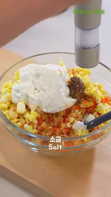 소금과 후추를 약간 넣습니다. — 듬뿍 넣어 먹는 양배추 샌드위치!
