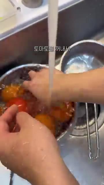 냄비에 버터와 양파를 넣고 투명해질 때까지 볶아줍니다. — 요리사 남편이 알려주는 토마토 카레 레시피