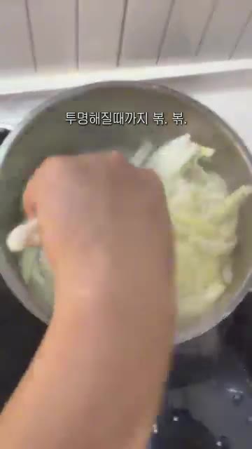 당근과 삶은 소고기를 넣고 당근이 말랑해질 때까지 끓여줍니다. — 요리사 남편이 알려주는 토마토 카레 레시피