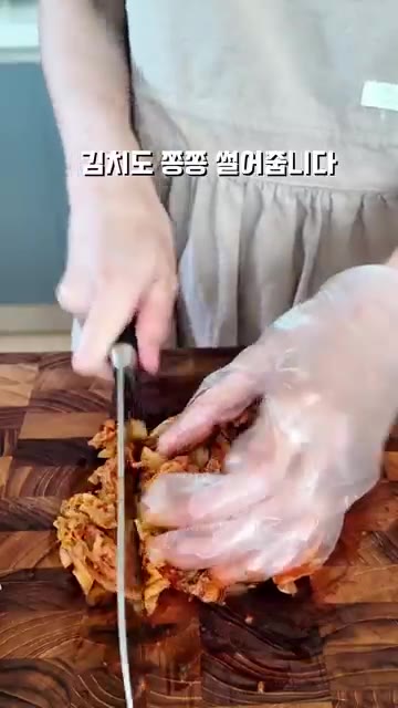 냄비에 물을 붓고 끓으면 김치를 넣고 볶아줍니다. — 술 마신 다음날 뜨끈한 김치콩나물국밥 레시피