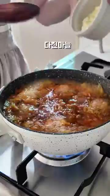 다진 마늘과 국간장을 넣고 끓여줍니다. — 술 마신 다음날 뜨끈한 김치콩나물국밥 레시피