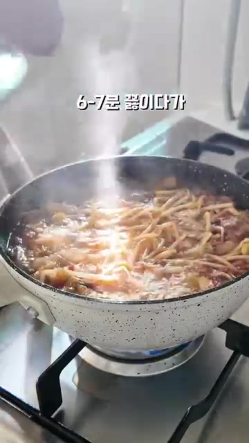 콩나물을 넣고 뚜껑을 닫아 끓여줍니다. 대파를 넣고 1-2분 더 끓… — 술 마신 다음날 뜨끈한 김치콩나물국밥 레시피