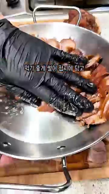 뚜껑을 덮고 끓어오르면 중약불로 줄여 1시간 동안 삶아줍니다. 중간… — 14,800원으로 만드는 야들야들 쫀득한 순살족발