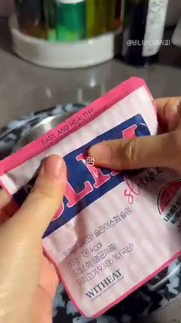 볼에 계란 4개를 깨뜨려 넣고 다진 대파를 넣어 섞어준다. — 3분컷 미니 오므라이스 만들기