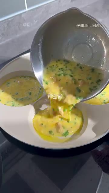 계란물을 오므라이스 틀에 부어준다. — 3분컷 미니 오므라이스 만들기