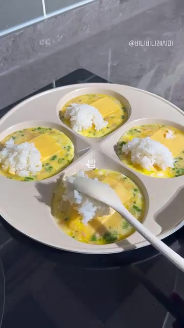 각 칸에 체다 치즈를 올린다. 밥을 올린다. — 3분컷 미니 오므라이스 만들기