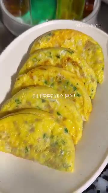 완성된 미니 오므라이스를 접시에 담고 케첩을 곁들여 먹는다. — 3분컷 미니 오므라이스 만들기