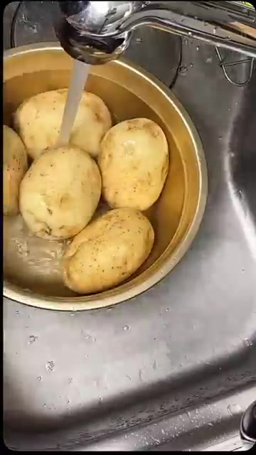 감자를 깨끗하게 씻어줍니다. 칼집을 내줍니다. — 포슬포슬 삶은 감자 만들기