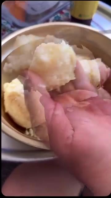 삶은 감자를 김치와 함께 먹습니다. — 포슬포슬 삶은 감자 만들기
