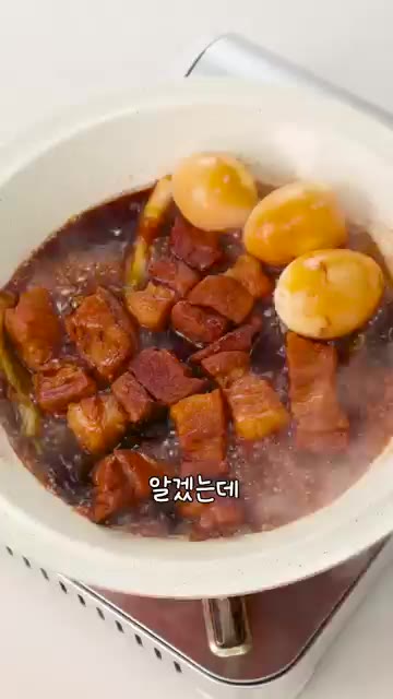 계란을 삶아줍니다. 삼겹살을 먹기 좋은 크기로 썰어 팬에 넣고 노릇… — 30분만에 된다고?! 부타노가쿠니 🍖