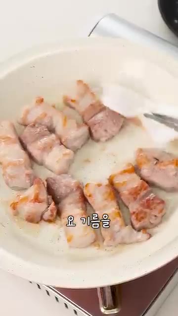 완성된 부타노가쿠니를 접시에 담고 얇게 썬 파를 고명으로 올립니다. — 30분만에 된다고?! 부타노가쿠니 🍖
