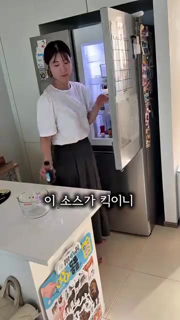 썰어둔 가지를 밥솥에 추가합니다. — 황금비율 만능소스로 만드는 가지불고기솥밥