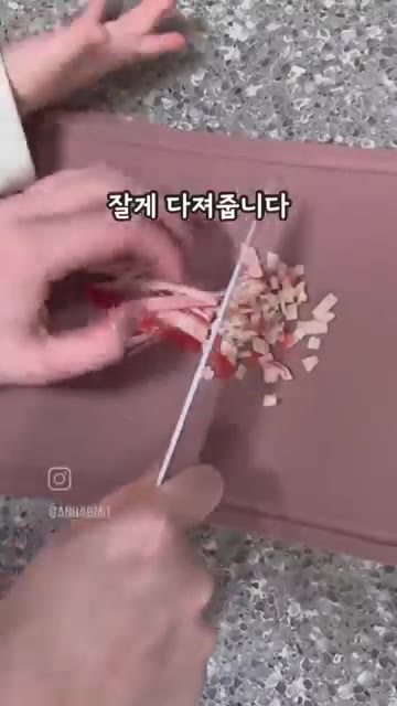 양배추를 잘게 다져줍니다. — 한입에 쏙, 간식으로도 좋은 맛살 볶음 주먹밥