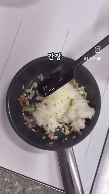팬에 파를 넣고 기름을 내다가 다진 양배추와 맛살을 넣고 볶아줍니다. — 한입에 쏙, 간식으로도 좋은 맛살 볶음 주먹밥