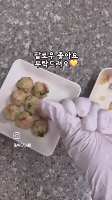 참기름과 깨를 넣고 섞어줍니다. — 한입에 쏙, 간식으로도 좋은 맛살 볶음 주먹밥